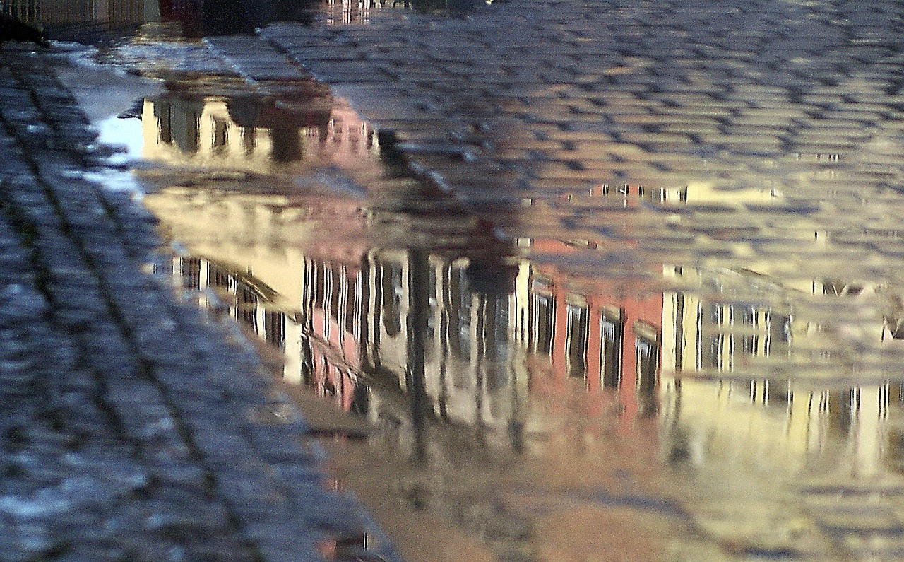 陕西暴雨肆虐，居民惊叹天空如开窟窿