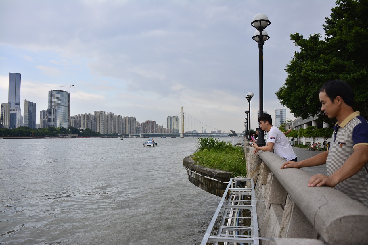 郑州暴雨开启看海模式，城市内涝的反思与应对策略