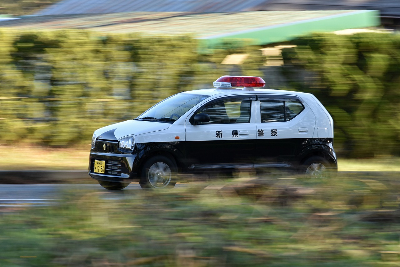 警车压实线变道擦挂后逃逸事件，交警回应与社会反响